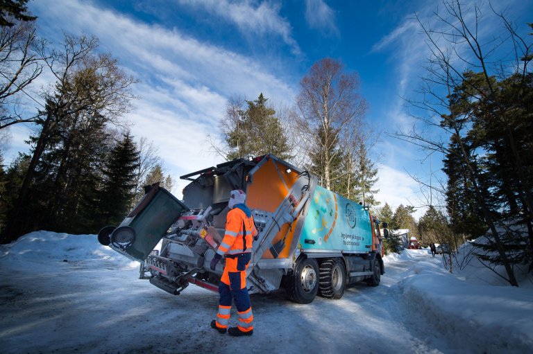 Renovasjonsbil-og-renovator-under-innsamling-RfD-02383- Foto_Torbjørn_Tandberg