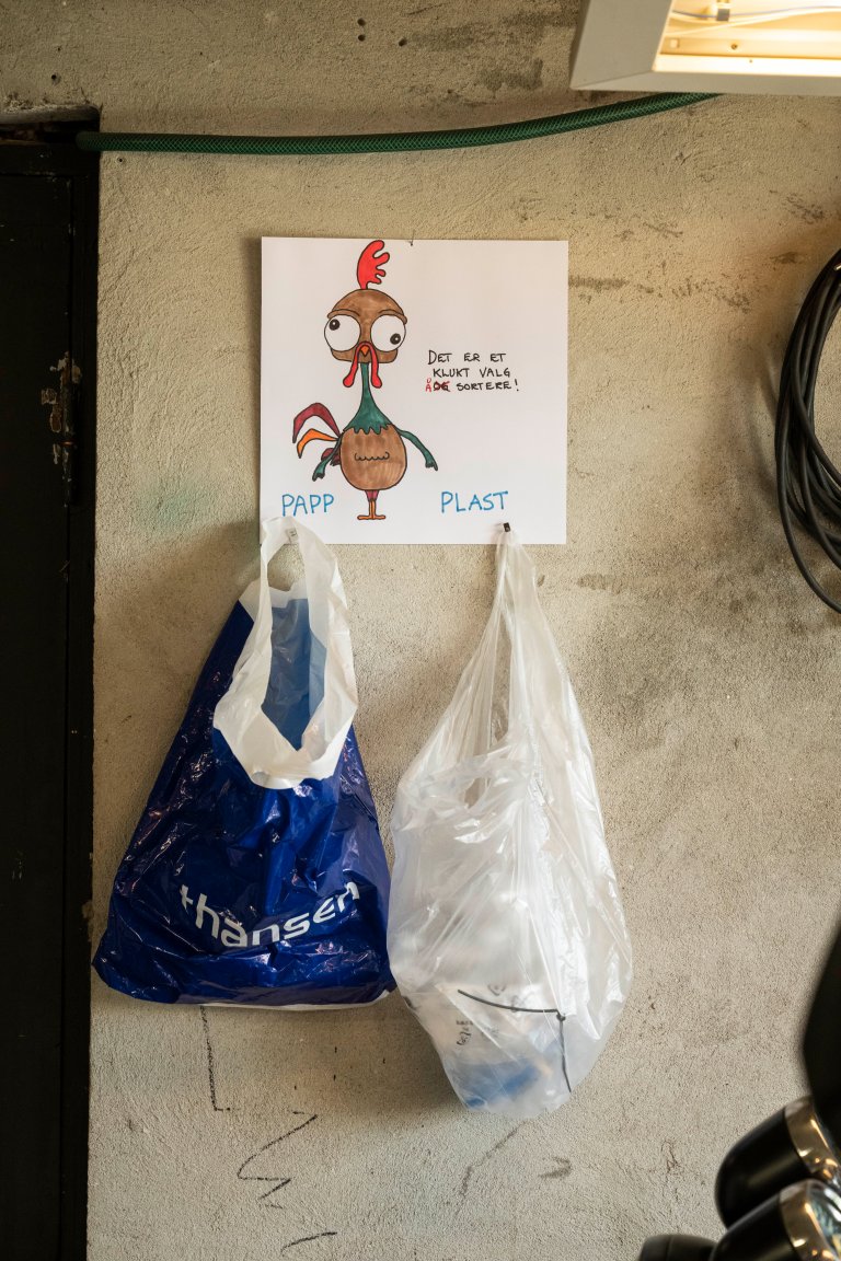 Tores sorteringssystem i garasjen. Anette har laget plakat, og Tore har korrigert en liten skrivefeil