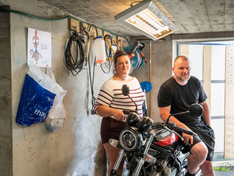 Anette og Tore i garasjen med motorsykkelen