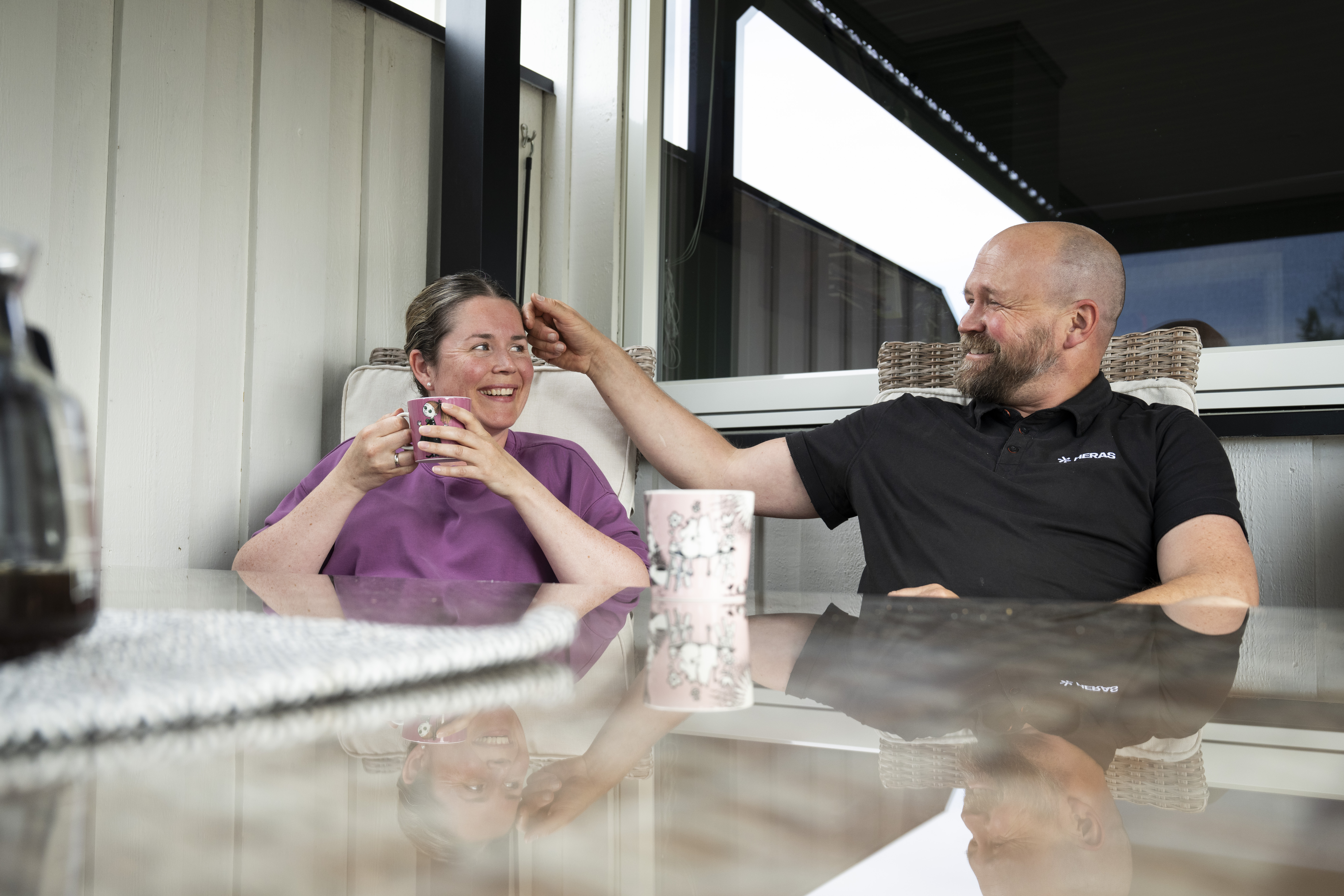 Cathrine og Milan sitter sammen på terrassen sin