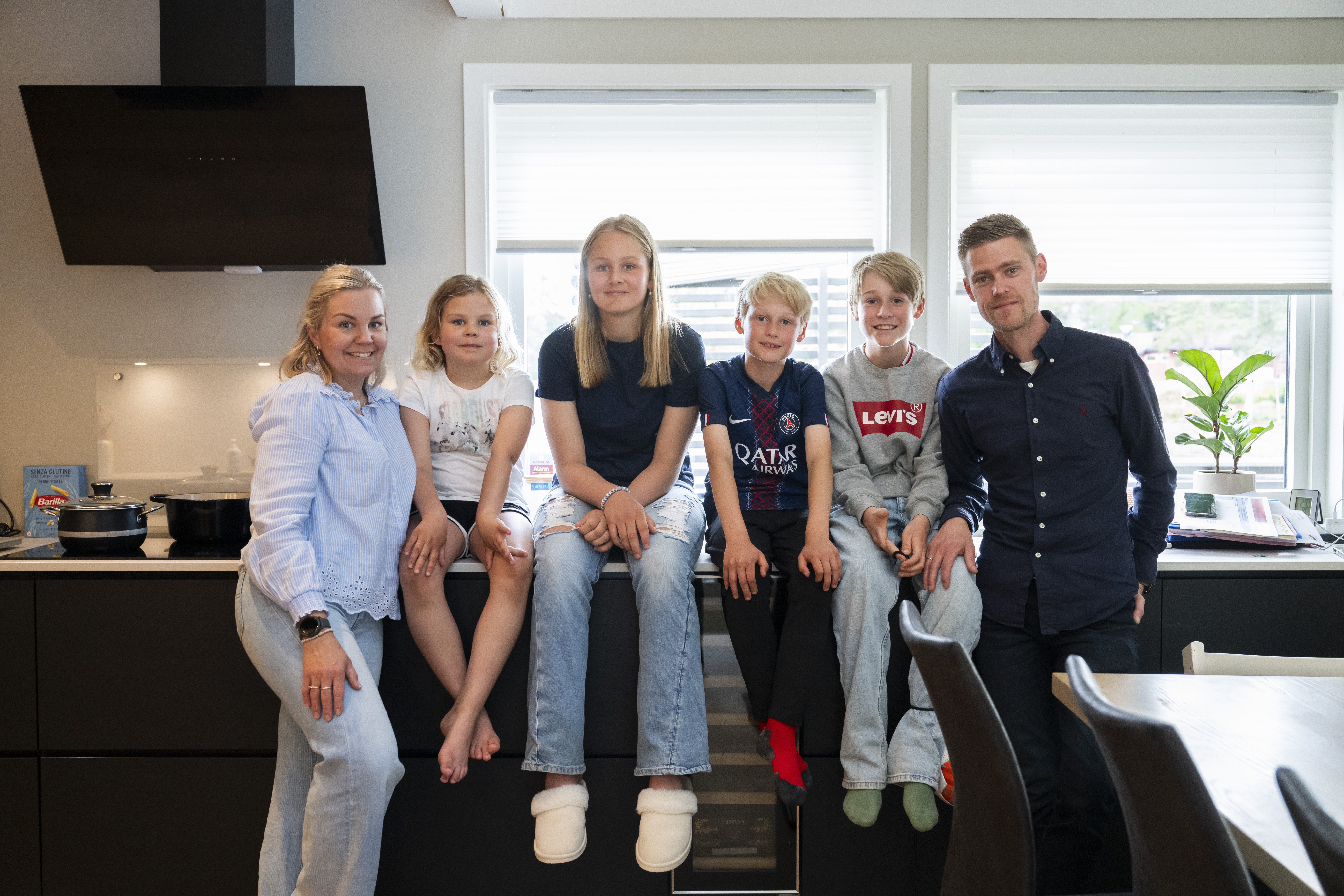 Familien Bakke, fra venstre: Camilla, Stella, Aurora, Sander, Andreas og Fredrik