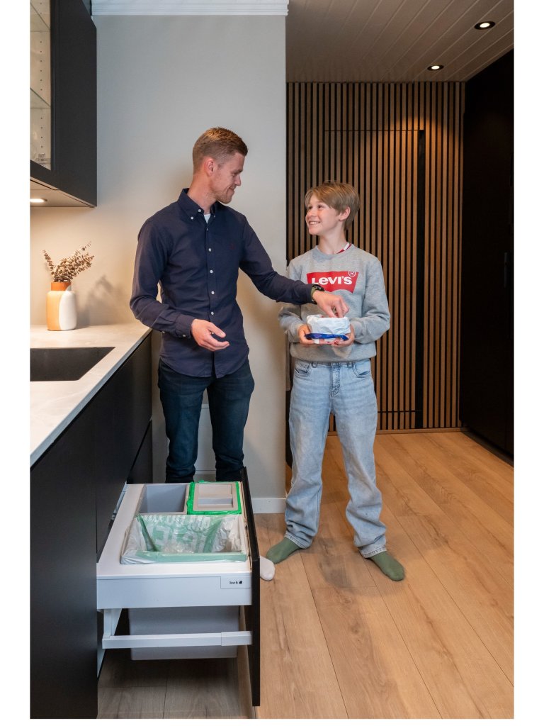 Fredrik og Andreas med restavfallsbeholderen
