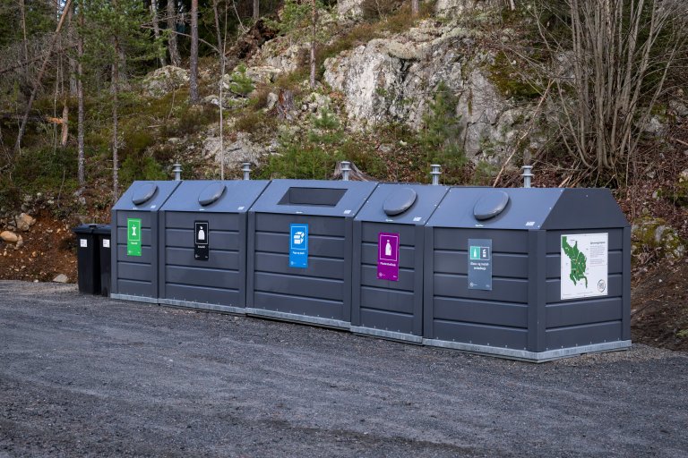 Beholdere til kildesortering står på rekke