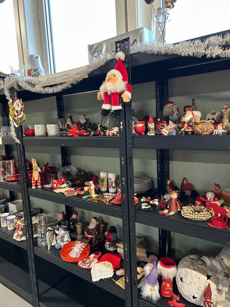 Jul på ombrukstorgene på Enger gjenvinningsstasjon i desember 2024