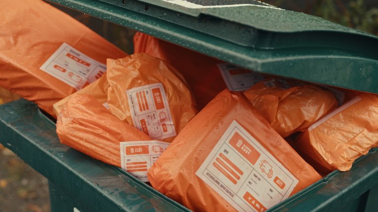 Avfallsbeholder full av pakker