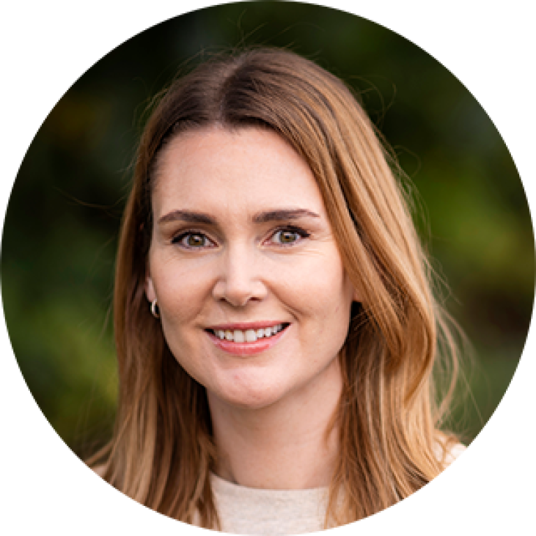 Portrett av kommunikasjonsrådgiver Mari Brenden, som smiler