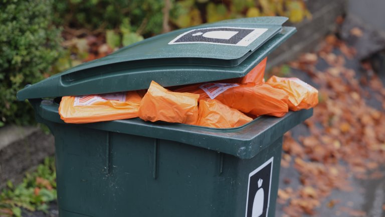 Avfallsbeholder full av pakker