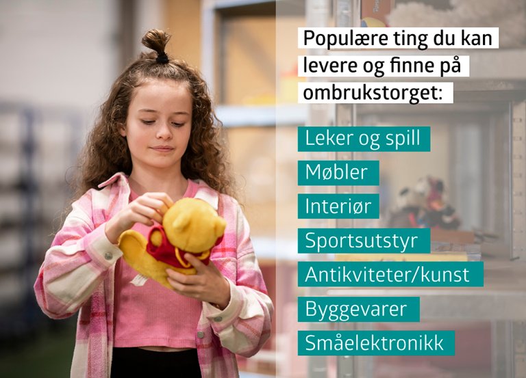 Ombrukstorget på Mile_Julie som ser på en bamse.jpg